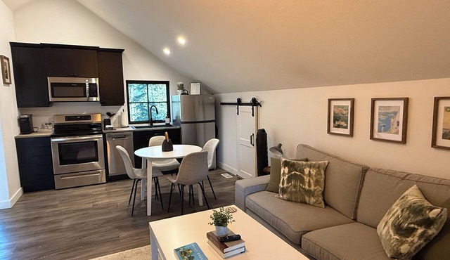 Cozy farmhouse style loft with lake access!