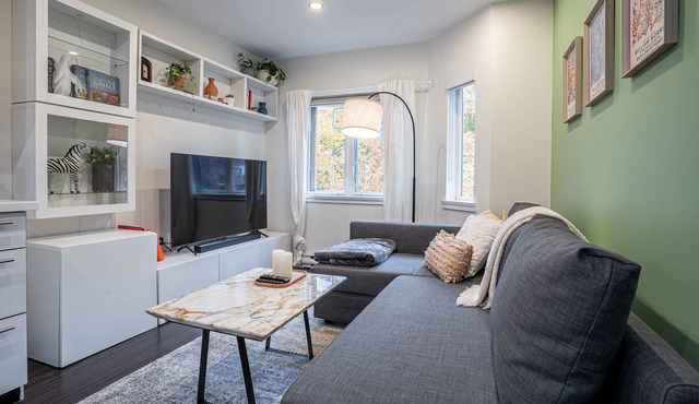 Cozy Gem in Historic Gastown