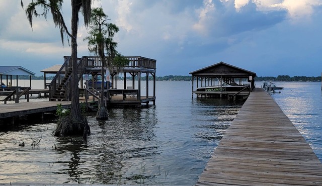 Cozy home w/ easy walk to lake