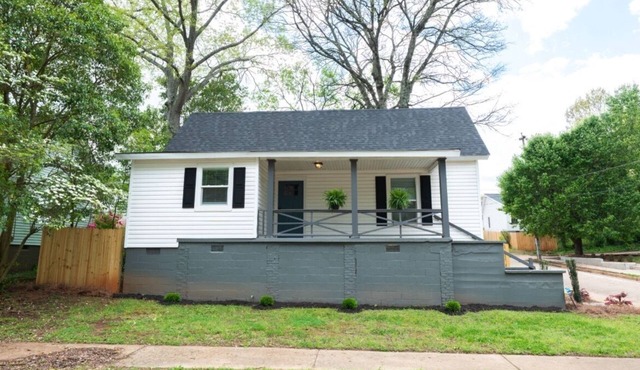 Cozy house in welcoming Greenville with parking