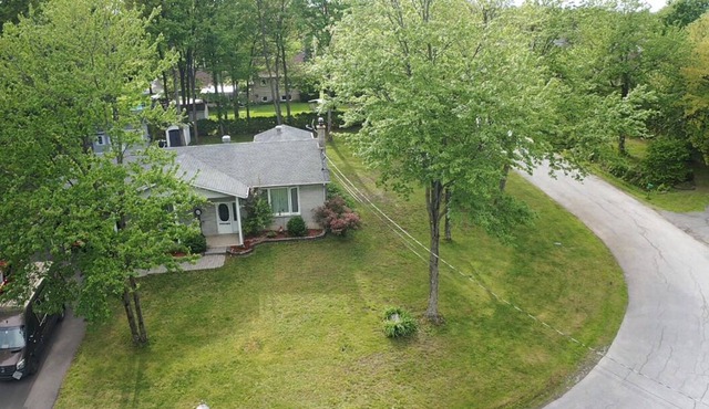 Cozy house on wooded lot with swimming pool
