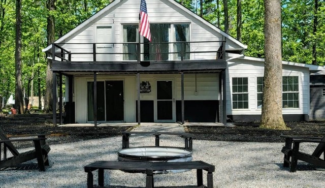 Cozy Lake house, with game room/3-bedroom house in beautiful Henderson with AC