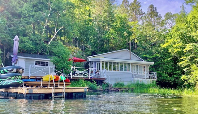 Cozy, renovated rustic cottage on the shore of beautiful navigable lake