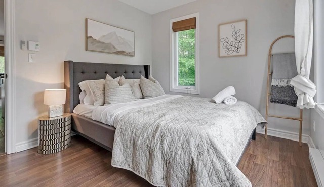 Cozy Retreat in Mont. St. Marie - 2 Queen Beds (Pet-Friendly!)
