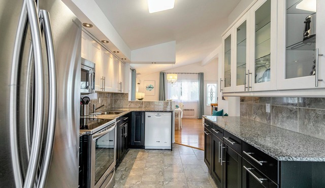 Cozy riverfront home with pool, close to everything 25min to Montreal DT