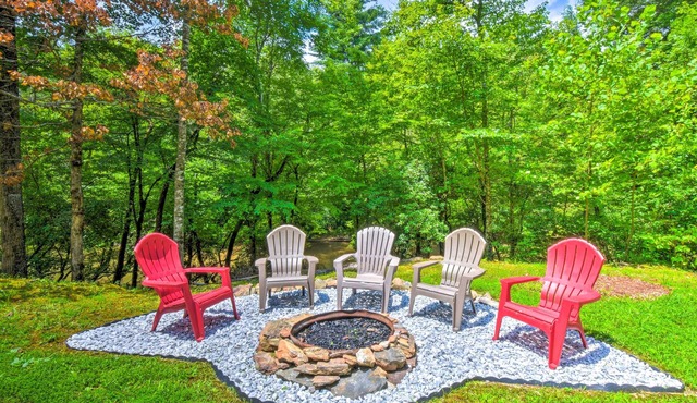 Cozy Riverside Dahlonega Home w/Kayaks + Fire Pit