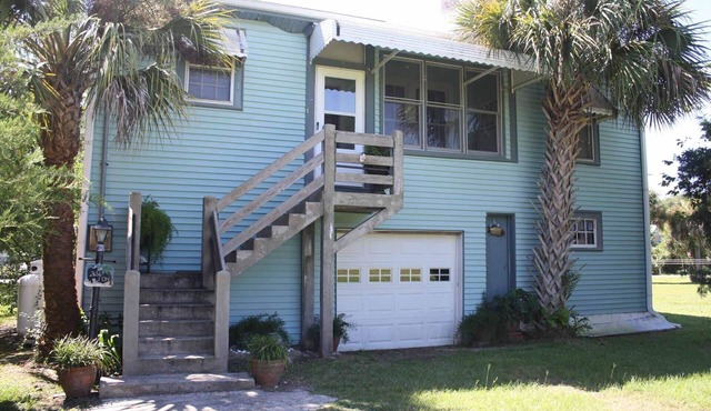 Cozy, rustic home on Sullivan's Island near beach; great screen porch!