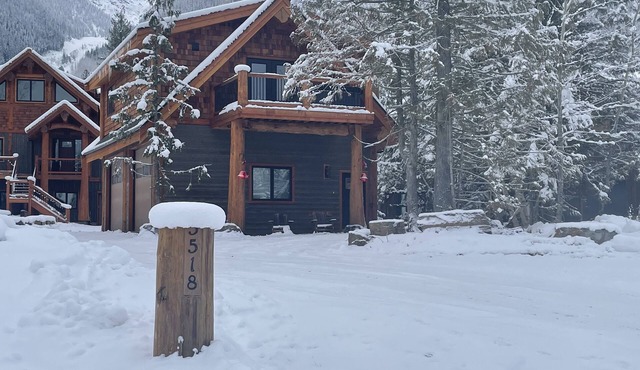 Cozy Ski Retreat with Moutain View/Ski In Property/Hot tub/5 mins to the Lifts