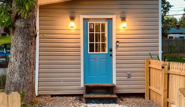 Cozy Tiny Home located 15 minutes from uptown Charlotte! Pet friendly!