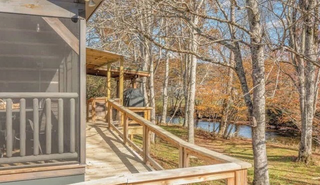 Cozy Tiny Home with HotTub and River View