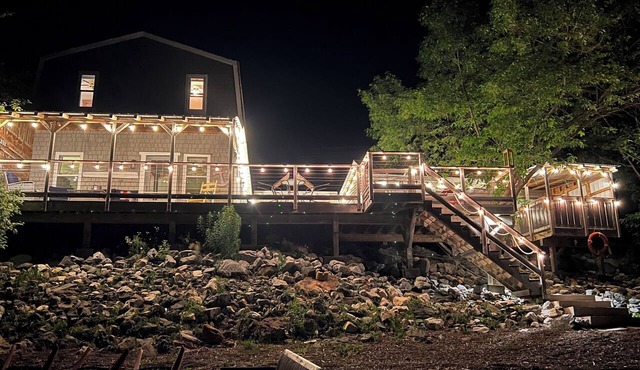 Cozy Waterfront Escape, Private Beach & Hot Tub — Kennebecasis River