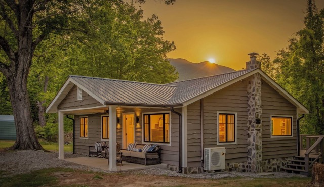 Cozy, whole house in peaceful Burnsville/Celo, under the Black Mountain Range.