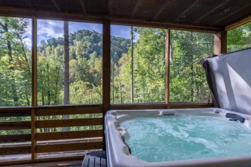 Crashing Creek Cabin - Hot Tub, Mountain Views and King Bed