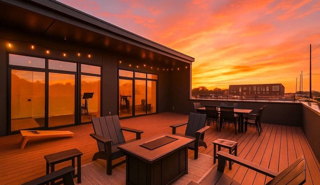 Crazy Town East Nash Chic Condo Just 13 min to Downtown in East Nash, Great for Groups!