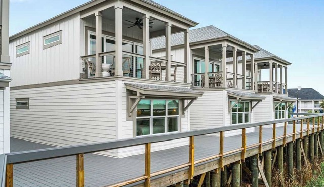 Creekside Villa w. Pool + Boat Slip