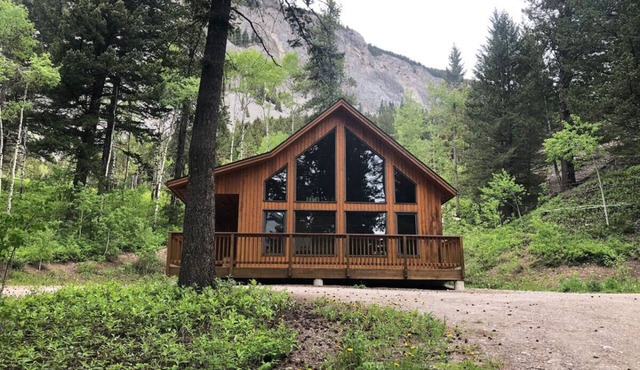 Crowsnest River Chalet - Yeti
