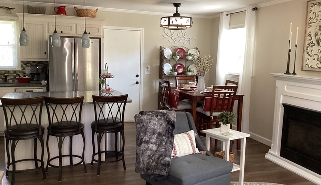 Cute Cherry St. Cottage
