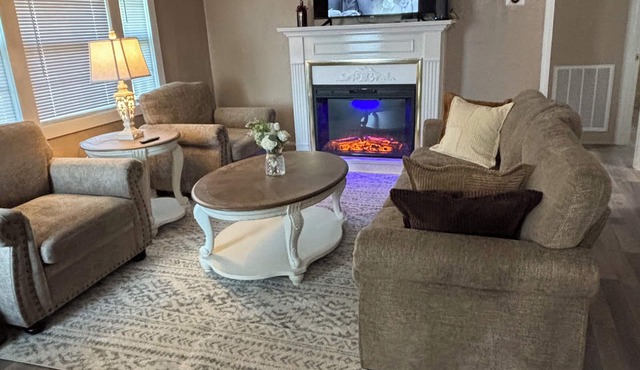 Daisy’s Place Cozy cottage three bedroom located in the heart of Jacksonville