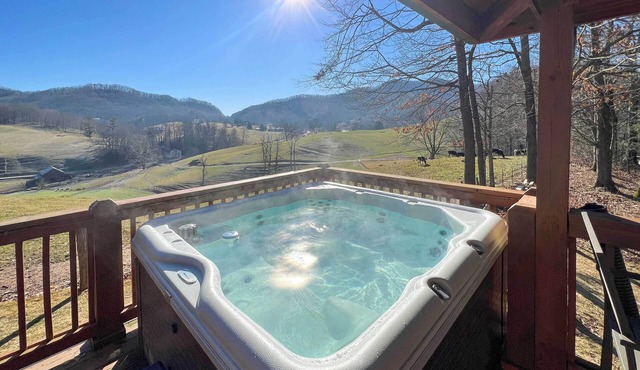 Deck & Mtn Views! Luxe Log Cabin in Waynesville