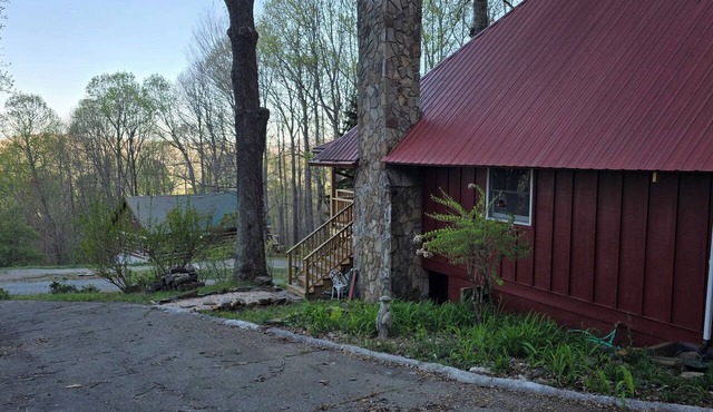 Delightful 2-bedroom cabin in charming Zionville awaits you.