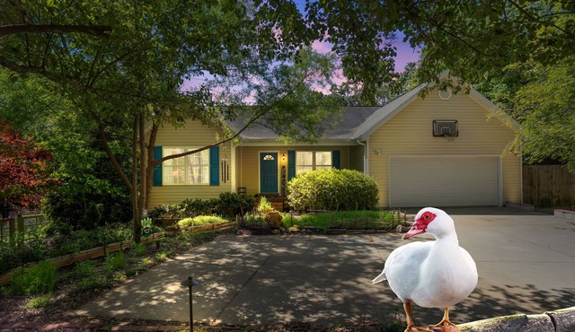 Delightful Duck Farm cottage, 5 min walk to State Park! Gated, a hidden gem!