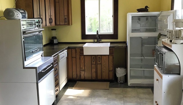 Deluxe 3-Bedroom Cottage with 5 piece Bathroom and dishwasher