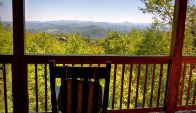 Discover Above the Clouds in West Jefferson, NC—a spacious 3-bedroom cabin for 7.