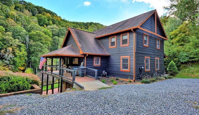 Discover Moonshine River-a river front 4-bedroom cabin perfect for 8 guests!
