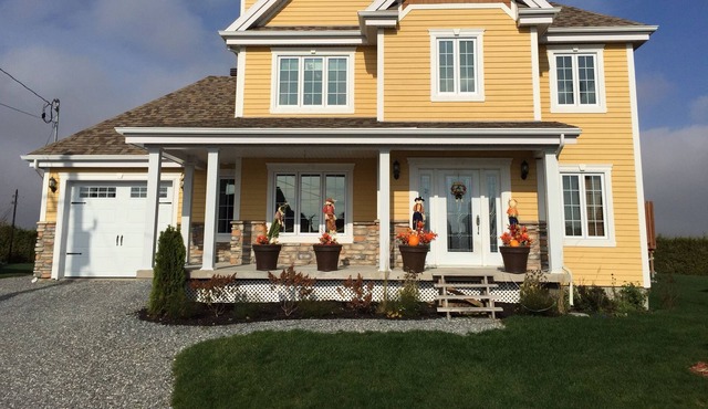 Discover Quebec city and live in a coutry yard house