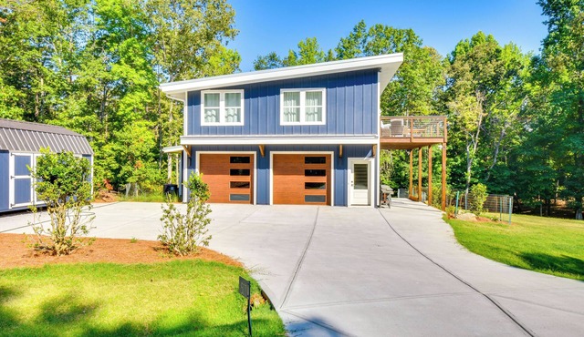 Dock Access & Patio! Waterfront Apt in Hartwell