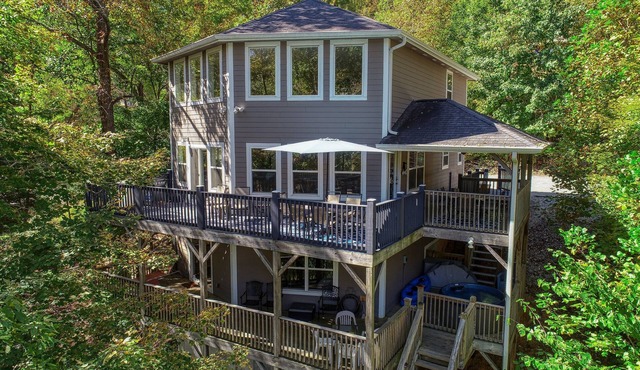 Dock Holiday – Lakefront, Sleeps 19, private dock, private hot tub