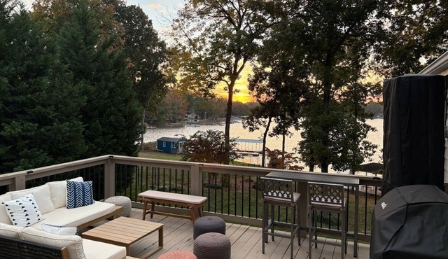 Dockside Dream – Your Perfect Waterfront Escape on High Rock Lake