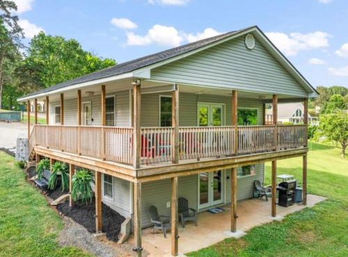 Dockside Dreamz- Lakefront duplex with dock and beach - sleeps 12