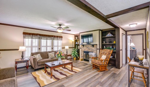 Dog-Friendly Home w/Mtn Views in Chilhowie!