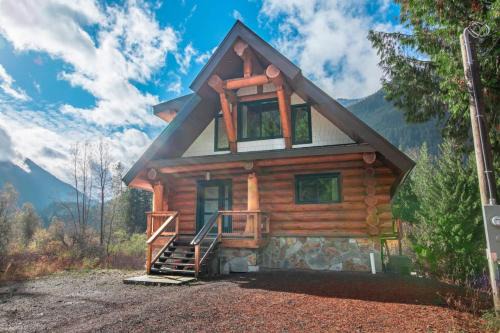 Douglas Fir Retreat, Mtn Views and Expansive Deck