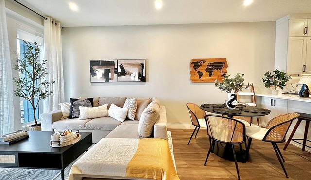 Dreamy Panoramic Lakeview - New 1BR + Den: Hotsprings Nest