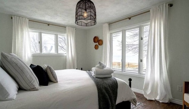 Driftwood Lakehouse with hot tub. Short walk to Point Pelee Park