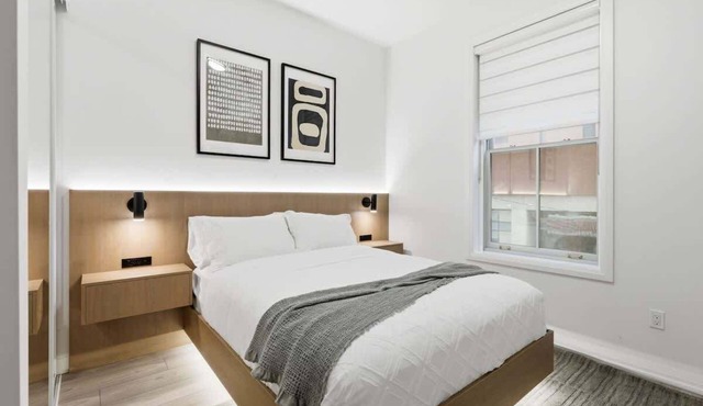 DTWN Boutique Townhome + Basement Suite |Sleeps 10