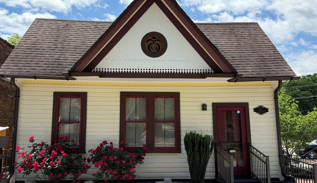 E&A Cottage in heart of downtown Elkin