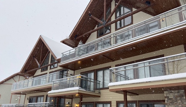 E104 Condo ski in ski out / vélo in velo out