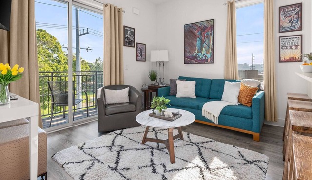 E303 ~ Penthouse Corner Unit w/ Balcony ~ 2 miles Gulch, Broadway & Downtown ~ Parking ~ Fast WiFi