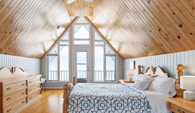 East Coastal- Waterfront Cottage