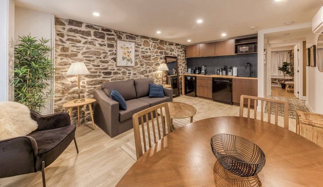Elegant 1-Bed Suite | Charming Historic Building in Old Quebec