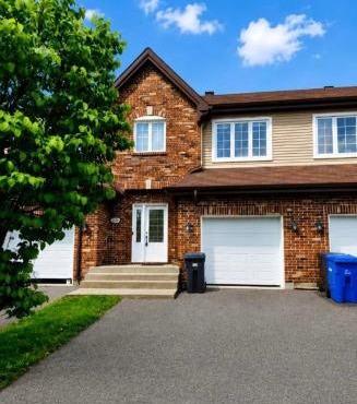 Elegant 3BR Townhome with Lounge, Parking