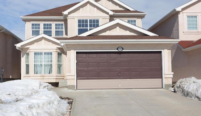 Elegant 6 Bedroom House Near U of Manitoba