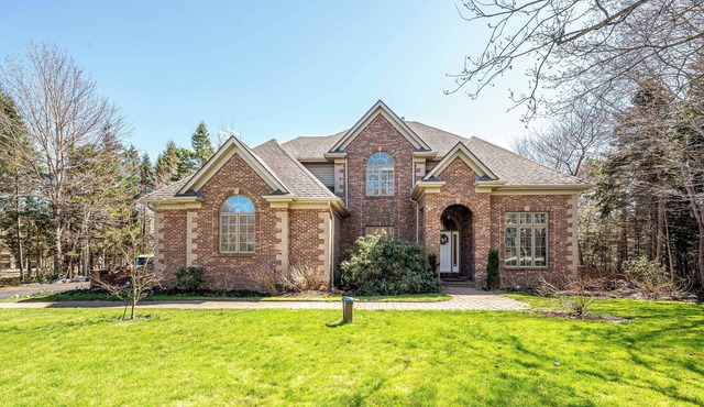 Elegant Lakehouse on Golf Course with large property ground