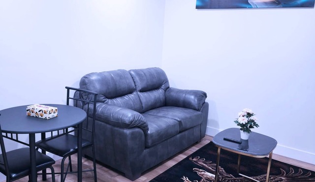 Elegant Modern Suite with Free Parking near Parks, Malls & Transit