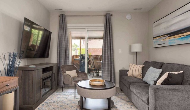 Elegant Suite w Patio, BBQ Grill!