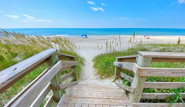 Enchanting studio with Ocean View, AC, WiFi, pool, mere steps to the sand