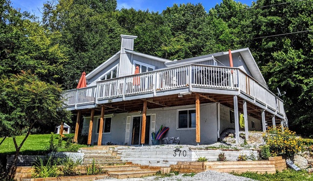 Enjoy Summer at Modern, Relaxing Family Cottage with water access to Lac Heney